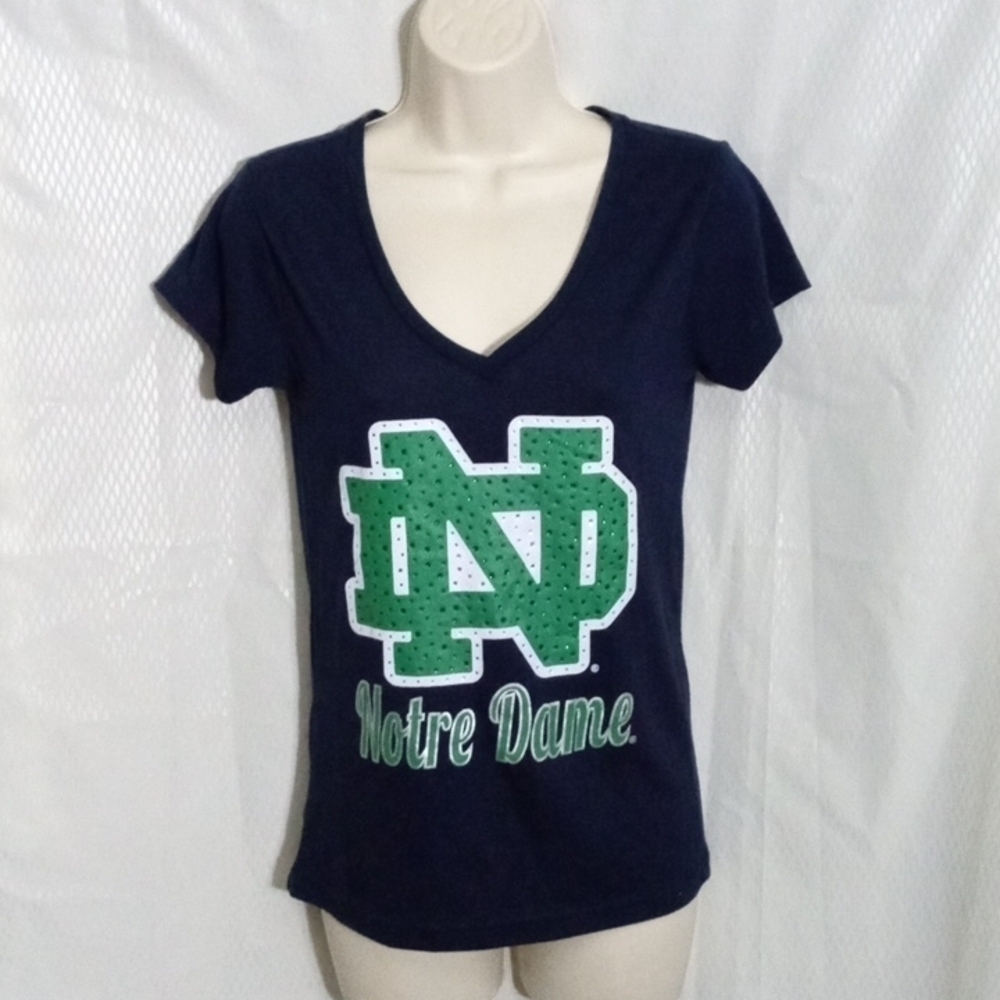 Notre Dame Fighting Irish V-Neck Short Sleeve T Shirt  Small  Navy  Green Letter